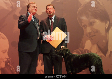 David Blunkett und John Prescott auf dem Labour-Parteitag in Glasgow, Schottland, am 15. Februar 2003 statt. Stockfoto