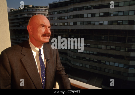 Ehemalige verdeckte Operative und Watergate Einbrecher Gordon Liddy blickt auf das Watergate-Gebäude Stockfoto