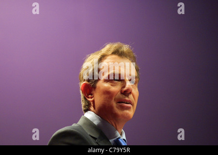 Premierminister Tony Blair spricht bei der Labour-Partei-Konferenz am 15. Februar 2003 in Glasgow, Schottland, statt. Stockfoto