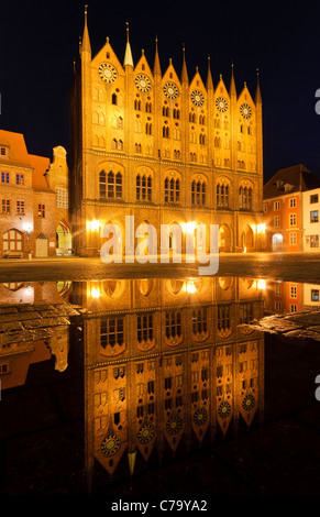 Nikolaikirche Kirche und Rathaus spiegelt sich in einer Pfütze in der Nacht, alten Marktplatz, Stralsund, Ostsee, Deutschland Stockfoto