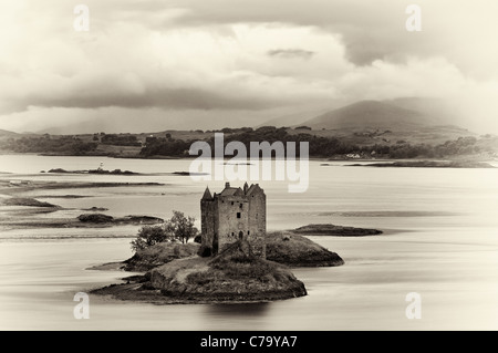 Grübeln Sturm Wolken über Castle Stalker auf Loch Linnhe - in der Nähe von Appin, Schottland Stockfoto