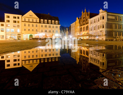 Old Market Square in einer Pfütze spiegelt sich in der Nacht, Stralsund, Ostsee, Mecklenburg-Western Pomerania, Deutschland, Europa Stockfoto