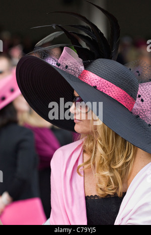 Frau in ausgefallenen Hut in Churchill Downs auf Eichen Tag in Louisville, Kentucky Stockfoto