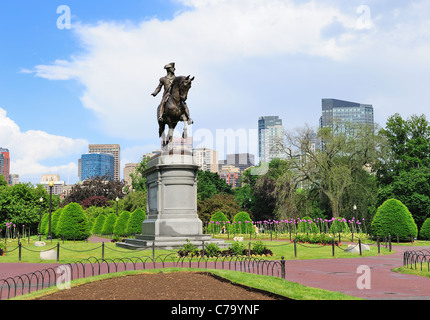 George Washington-Statue als Wahrzeichen in Boston Common Park mit Skyline der Stadt und Wolkenkratzern. Stockfoto