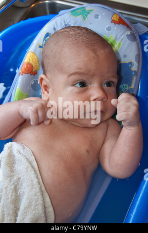 Zwei Monate altes Baby Boy Geting Bad Stockfoto