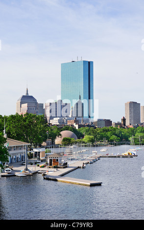 Boston Back Bay mit Segelboot und städtischen Gebäude Skyline der Stadt in den Morgen. Stockfoto