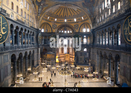 Birdseye-Ansicht von Langhaus und Chor Interieur von oberen Ebene Hagia Sophia; Istanbul, Türkei Stockfoto