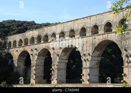 Antike römische Aquäduktbrücke aus dem 1. Jahrhundert n. Chr. genannt, Pont du Gard über Gard River in der Nähe von Remoulins, Departement Gard in Frankreich Stockfoto