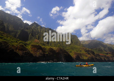 Seakayakers deaktiviert den spektakulären Na Pali Küste von Kauai, Hawaii, USA. Weder Herr PR Stockfoto