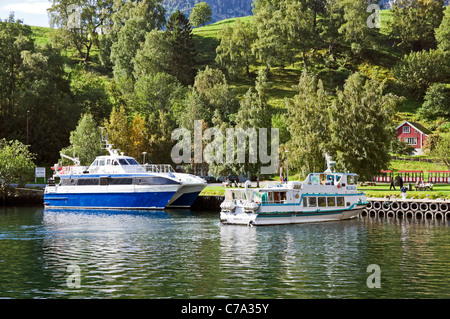 Kleine Kreuzfahrtschiff Fjord - Herrn Ankunft in Norwegen Flaam, Fahrgäste mit Schnellfähre Sogneprins vertäut hinter Stockfoto