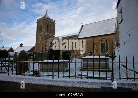 St.-Bartholomäus Kirche und Kirchhof in der High Street, Wootton Bassett Stockfoto