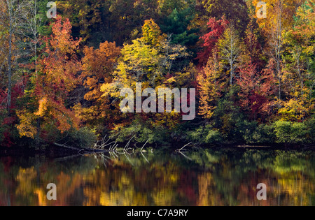 Herbst-Farbe und Überlegungen zur indischen Grenze Lake in der Cherokee National Forest in Monroe County, Tennessee Stockfoto