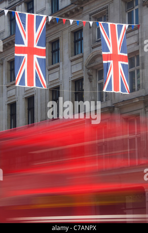 Union Jack-Flaggen in der Regent Street; London; England Stockfoto