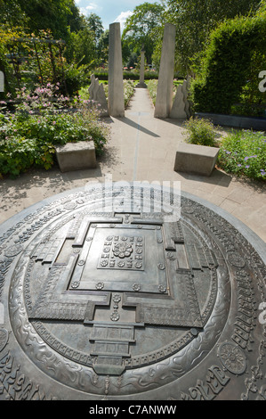 Nahaufnahme des Kalachakra-Mandala in den Mittelpunkt der tibetischen Peace Garden, neben dem Imperial War Museum, London, UK. Stockfoto