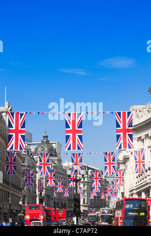 Rote Busse und Union Jack-Flaggen in der Regent Street; London; England Stockfoto