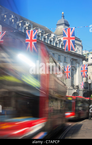 Rote Busse und Union Jack-Flaggen in der Regent Street; London; England Stockfoto