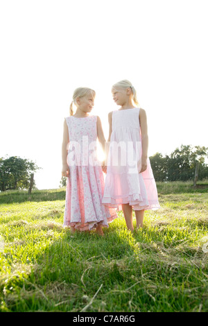 Porträt von zwei Freundinnen halten Hände im Sommer, Eyendorf, Niedersachsen, Deutschland, Europa Stockfoto