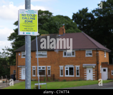 Ein Schild mit der Aufschrift keine aufrufenden Kaltzone laufen von der lokalen Gemeinschaft und Newcastle-under-Lyme sicherer Gemeinden Partnerschaft Stockfoto