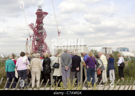 Eine Führung durch Froup Betrachtung Anishs London Olympic Kunstwerk mit dem Titel Orbit im Bau, September 2011 Stockfoto