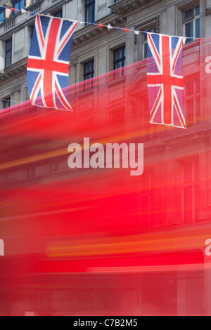 Roter Bus und Union Jack Flagge Regent Street in London Stockfoto