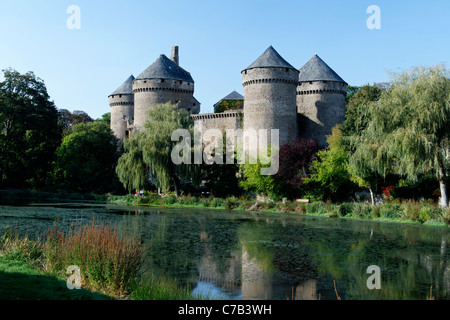 Das Schloss von Lassay Les Châteaux und seinen Teich (15. Jahrhundert), im Herzen der Stadt von Lassay-les-Châteaux in der Mayenne, Fr. Stockfoto