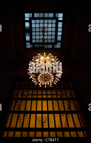 Einen großen hängenden Kronleuchter im Bahnhof Grand Central Terminal in New York. Stockfoto