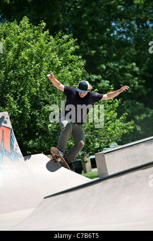 Lauffeuer eines Skateboarders hinauf ein konkretes Skateboard Rampe an der Skate-Park. Geringe Schärfentiefe. Stockfoto