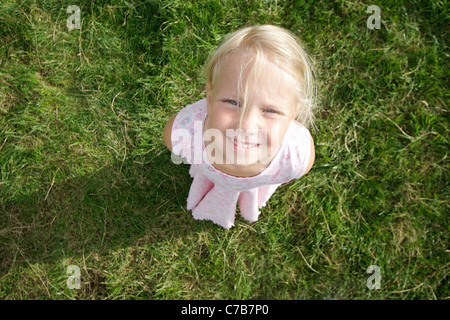 Mädchen auf der Suche nach oben im Sommer, Eyendorf, Niedersachsen, Deutschland, Europa Stockfoto