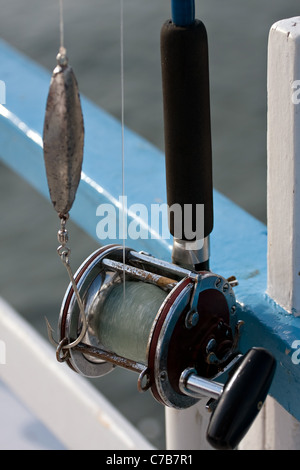 Nahaufnahme Detail der Köder casting Tiefsee Angelrolle und Stab mit einem Jig und großen Haken gesetzt. Geringe Schärfentiefe. Stockfoto