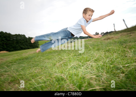 Kinder spielen auf der Wiese im Sommer, Eyendorf, Niedersachsen, Deutschland, Europa Stockfoto