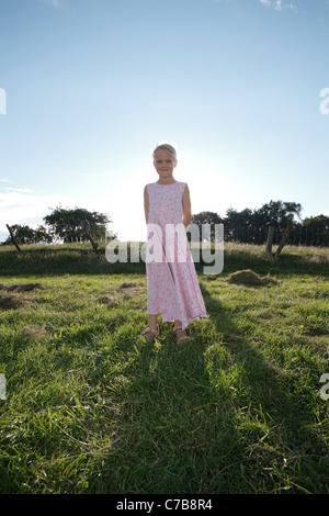 Porträt eines Mädchens stehen auf einer Wiese im Sommer, Eyendorf, Niedersachsen, Deutschland, Europa Stockfoto