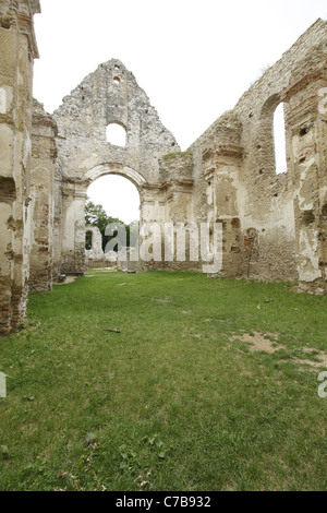 Die Ruinen des verlassenen mittelalterlichen Franziskaner-Kloster St. Katharina von Alexandrien im männlichen Karpaty, Slowakei gewidmet. Stockfoto