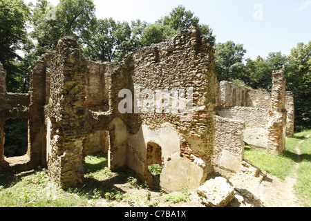 Die Ruinen des verlassenen mittelalterlichen Franziskaner-Kloster St. Katharina von Alexandrien im männlichen Karpaty, Slowakei gewidmet. Stockfoto