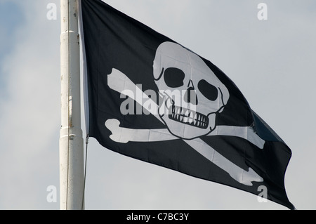 Schädel und gekreuzten Knochen Flagge Flaggen Fliege fliegen Piraten Piraten gekreuzten Knochen Crossbone Piraterie in Somalia Fälschungen gefälschte Stockfoto