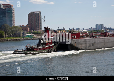 Schlepper drücken Barge, East River, NYC Stockfoto