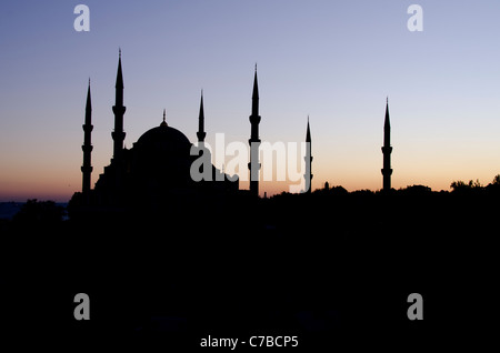 Türkei, Istanbul. Blaue Moschee (aka Sultan Ahmet I Camii), ca. 1609. Sonnenuntergang über der blauen Moschee entfernt. UNESCO. Stockfoto
