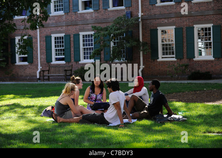 Yale University Studenten an Summer School in Wohn Pierson College Quad. Stockfoto