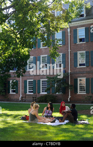 Yale University Studenten an Summer School in Wohn Pierson College Quad. Stockfoto