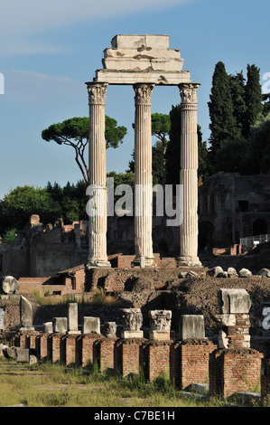 Rom. Italien. Tempel von Castor und Pollux (Tempio dei Dioscuri) und Reste von Basilica Giulia (Vordergrund), Forum Romanum. Stockfoto