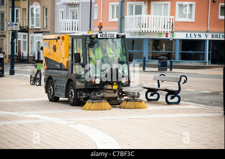 eine kleine kompakte Schmidt Swingo 200 Straßenkehrer Reinigung der Fahrbahn auf Aberystwyth Promenade UK Stockfoto