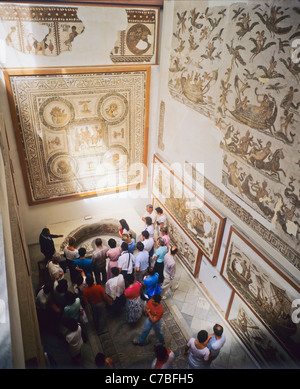 Tunis, Tunesien, Nordafrika, Bardo Museum, Touristen, die in der Ausstellung der römischen Mosaiken, Stockfoto