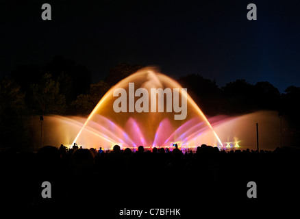 Wasser und Licht-Spektakel im Botanischen Garten, Planten un Blomen in der Abenddämmerung, Hamburg, Deutschland Stockfoto