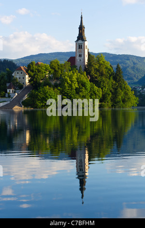 Insel mit der Kirche Mariä Himmelfahrt in der Mitte des Sees Bled, Slowenien. In den frühen Morgenstunden. Stockfoto