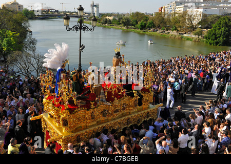 Menge und Bruderschaft La Estrella während der Prozession am Palmsonntag, Semana Santa, Triana, Sevilla, Andalusien, Spanien, Europa Stockfoto