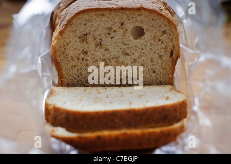 Gekauft Gluten Brot in Polyethylen-Beutel bereits in Scheiben geschnitten Stockfoto