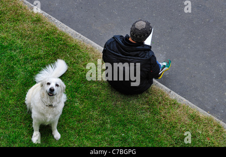 Vogelperspektive Blick auf Mensch und Hund am Ufer der Seine, Paris, Frankreich, Europa Stockfoto