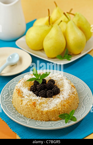 Pudding aus Birnen und Brombeeren. Rezept zur Verfügung. Stockfoto