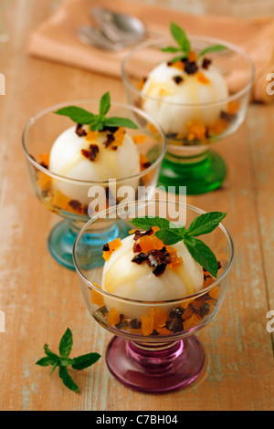 Weichkäse mit Kokosnuss und getrockneten Früchten. Rezept zur Verfügung. Stockfoto