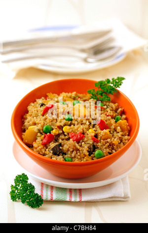 Quinoa mit Gemüse. Rezept zur Verfügung. Stockfoto