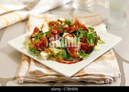 Salat mit Käse und Feigen. Rezept zur Verfügung. Stockfoto